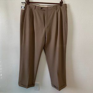 (T34) NWT Haggar Comfort Equipped Men’s Pleated Pant, 44w X 30L, “New Khaki”